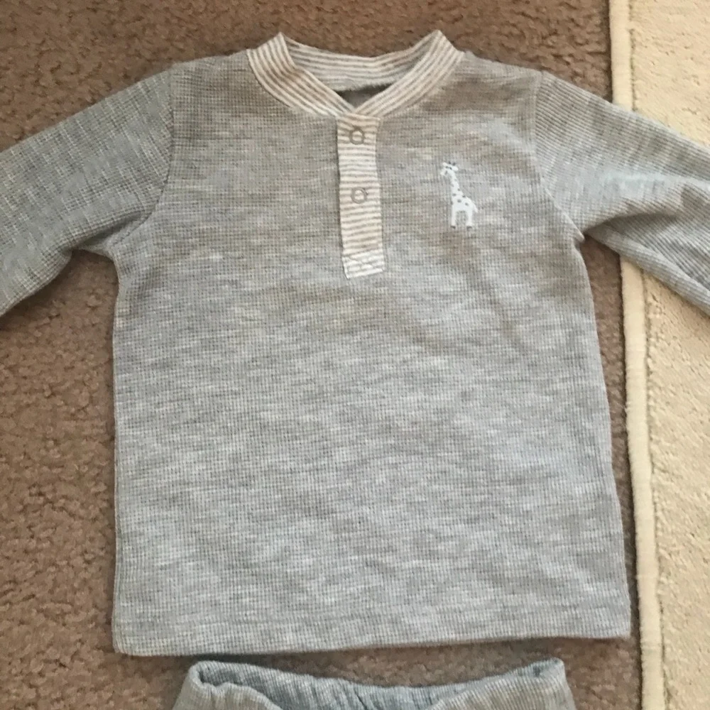 Carter’s 2 piece Giraffe outfit
